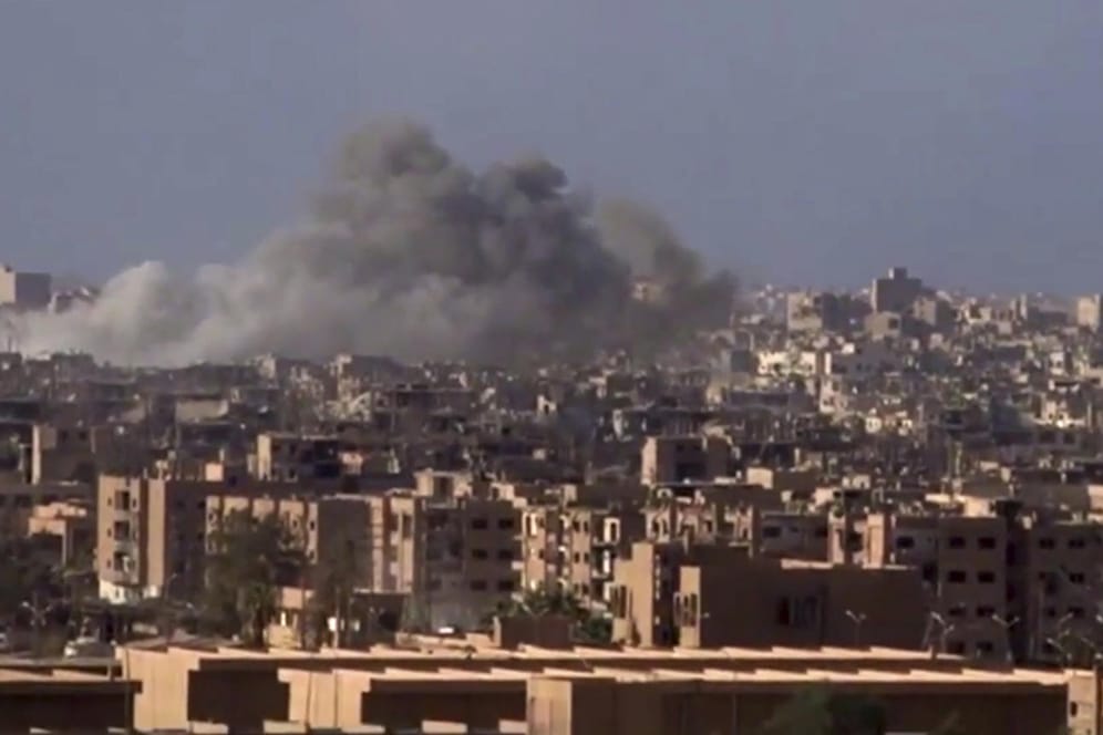 Rauch steigt nach heftigen Kämpfen über der Stadt Deir as-Saur im Osten Syriens auf.