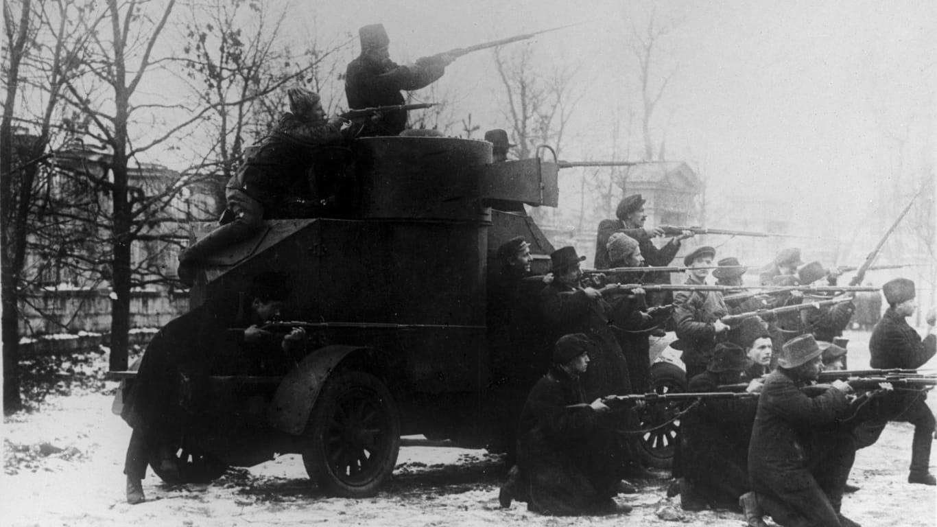 Rotgardisten mit einem eroberten Panzerwagen im Oktober 1917.