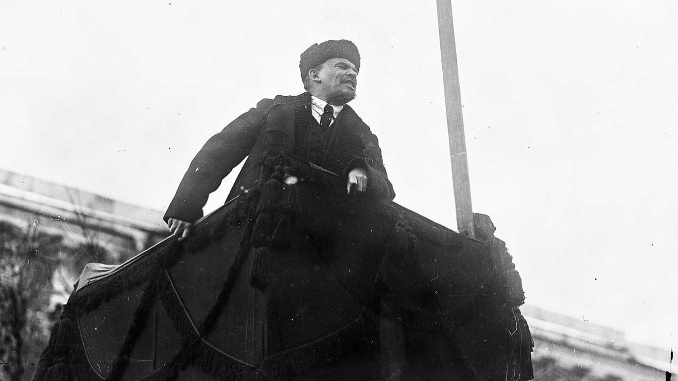Lenin bei einer Ansprache auf dem Roten Platz in Moskau am ersten Jahrestag der Oktoberrevolution 1918.