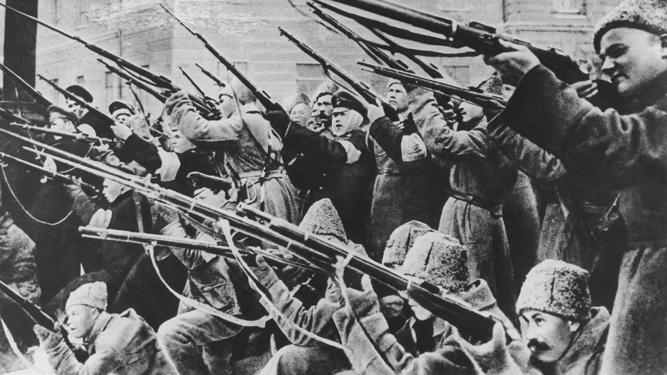Revolutionäre Soldaten beschießen im Zuge der Februarrevolution 1917 zarentreue Polizisten.