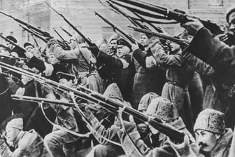 Revolutionäre Soldaten beschießen im Zuge der Februarrevolution 1917 zarentreue Polizisten.