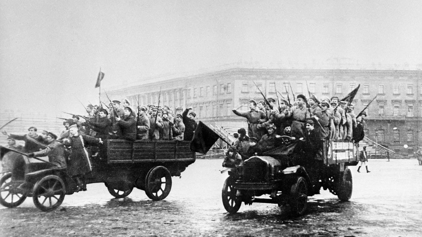 Bewaffnete Soldaten und Matrosen vor dem Petrograder Winterpalast.