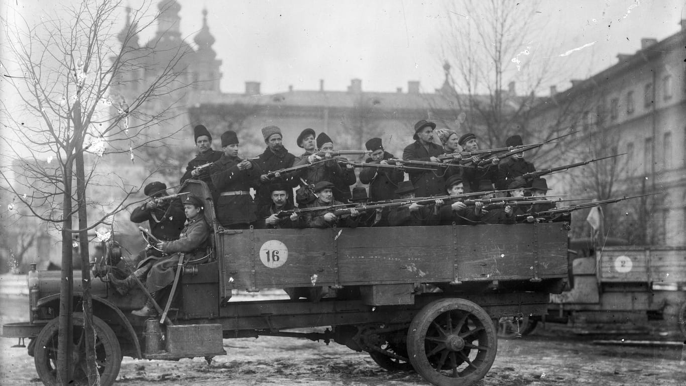 Bewaffnete Bolschewiki vor der Parteizentrale der Bolschewisten in Petrograd.