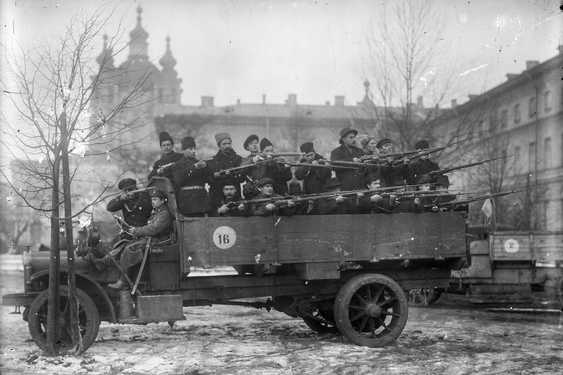 Bewaffnete Bolschewiki vor der Parteizentrale der Bolschewisten in Petrograd.