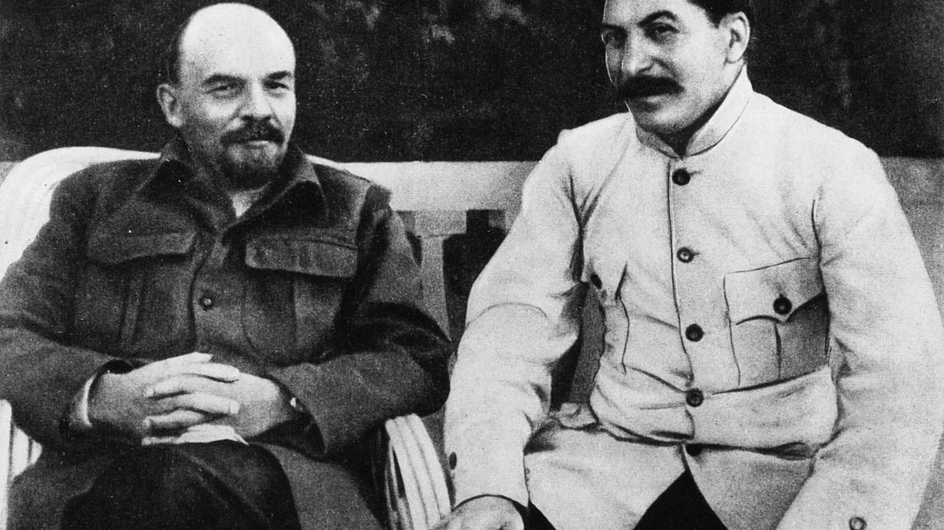 Lenin und Stalin bei einem Treffen 1922.