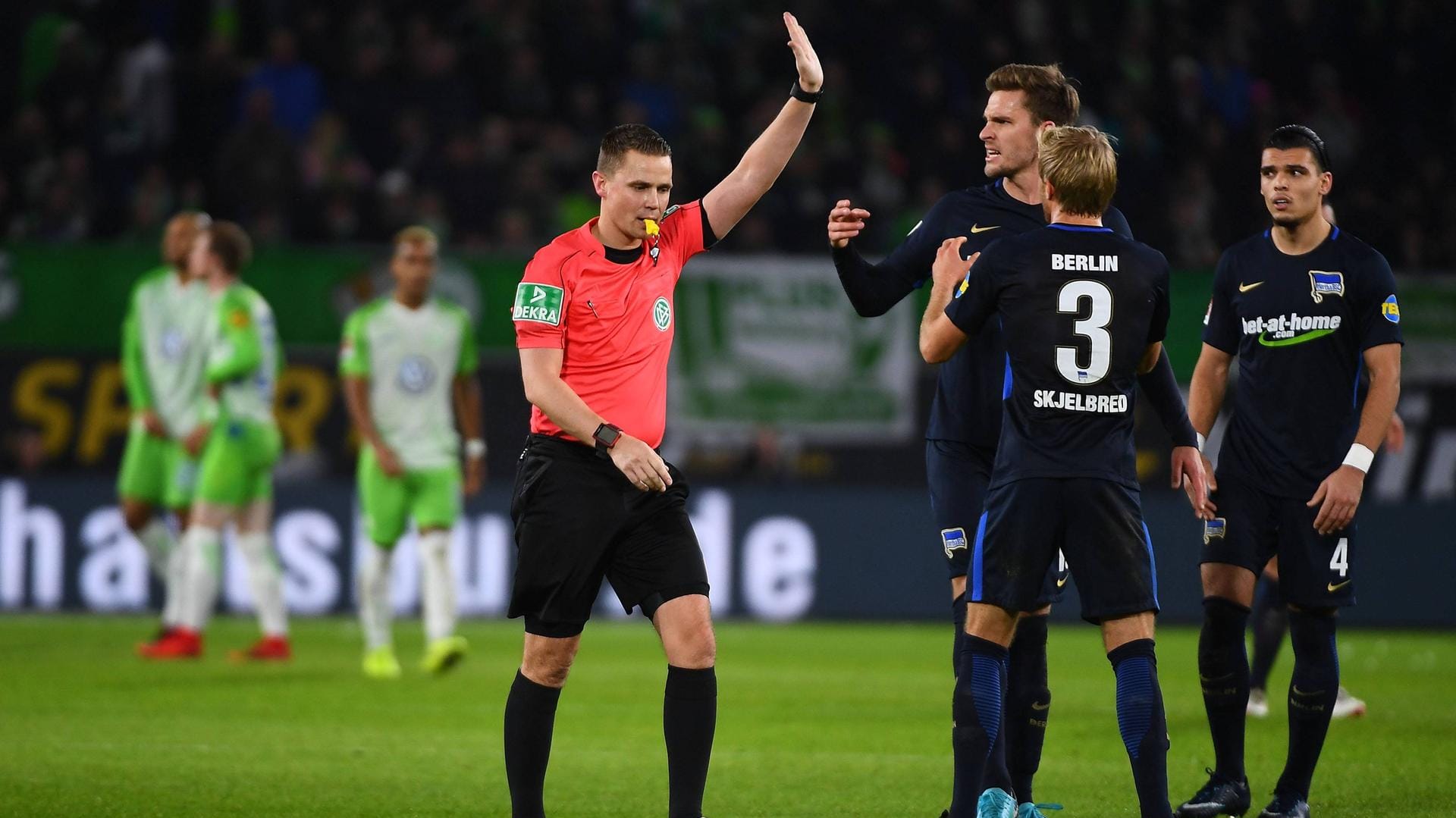 Schiedsrichter Robert Kampka (m.) hatte in der ersten Hälfte viel zu tun. Schiedsrichter Robert Kampka (m.) hatte in der ersten Hälfte viel zu tun.