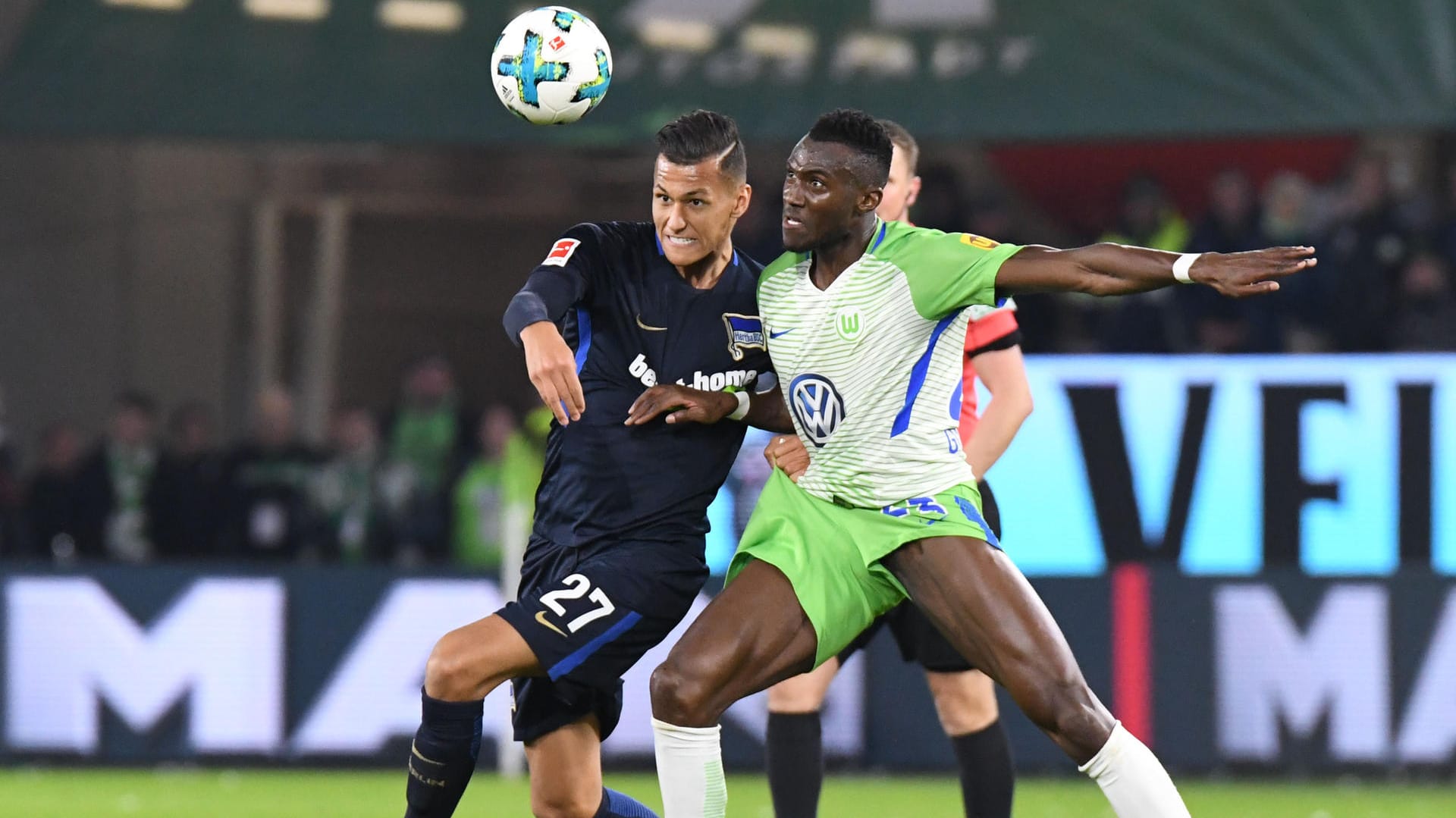 Davie Selke (li., gegen Wolfsburg Guilavogui) rettete die Hertha.
