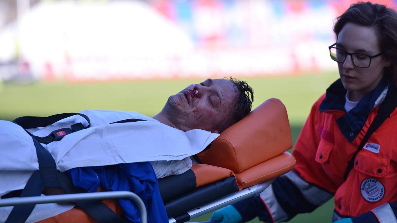 Müller wird schwer verletzt abtransportiert.