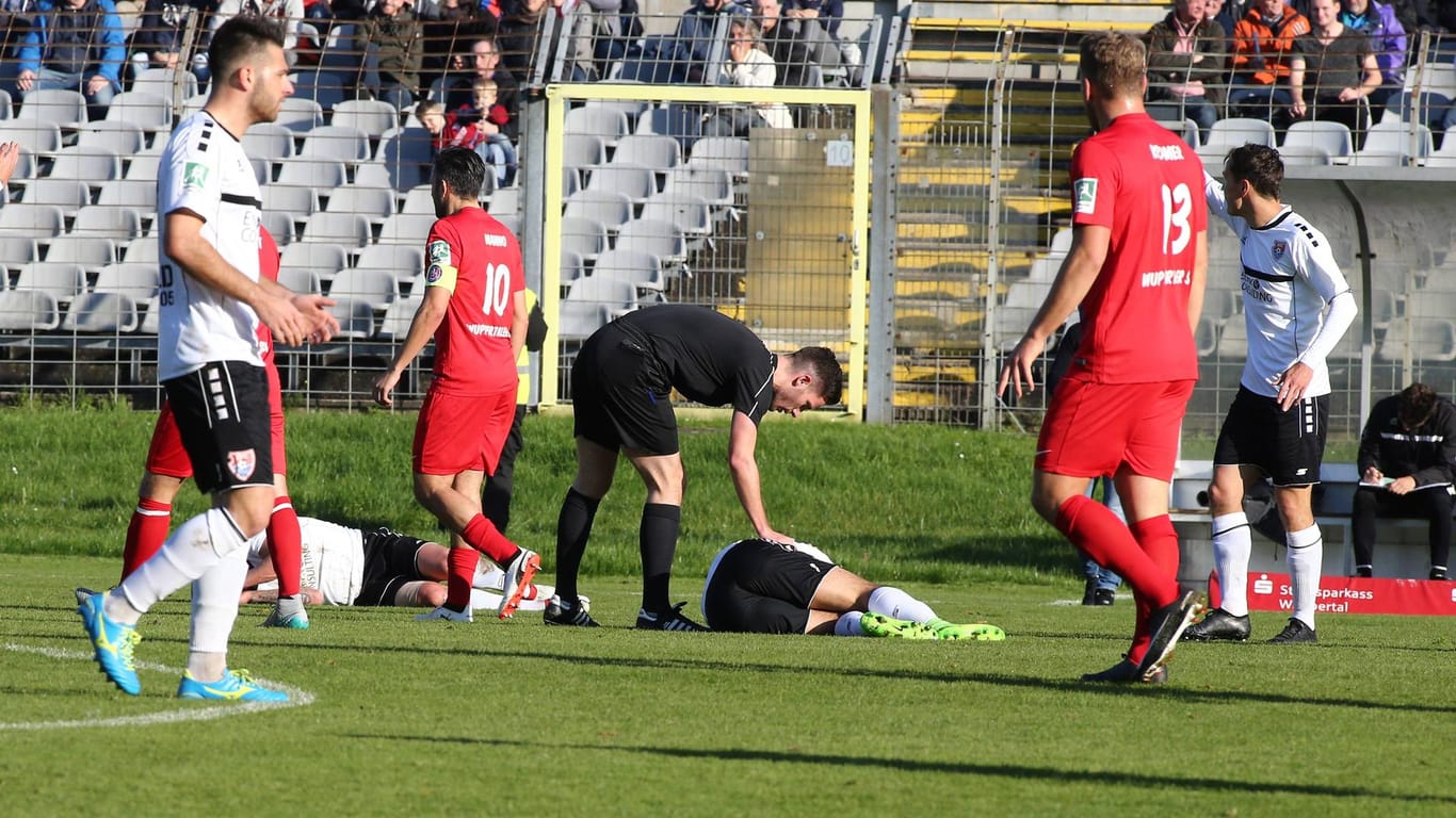 Schrecksekunde: Schiedsrichter Kevin Domnik kümmert sich um den verletzten Christian Müller.