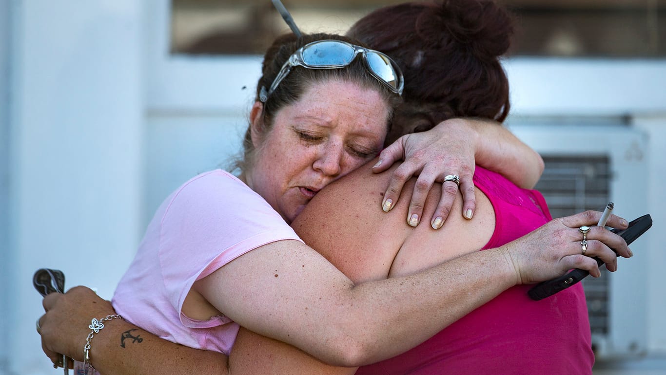 Zwei trauernde Frauen umarmen sich in der Nähe des Tatorts in Sutherland Springs.