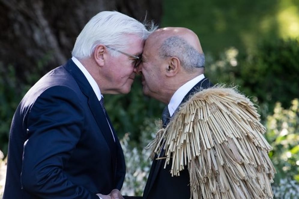 Der Bundespräsident (l) wird am Government House in Wellington von einem Maori, Piri Sciascia, begrüßt.
