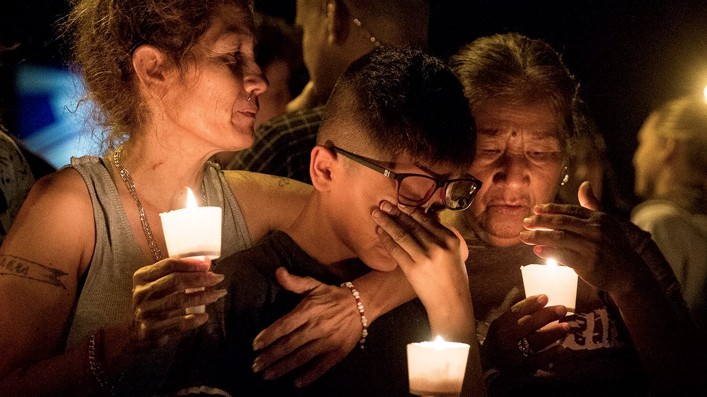 Trauernde halten in Sutherland Springs Kerzen.