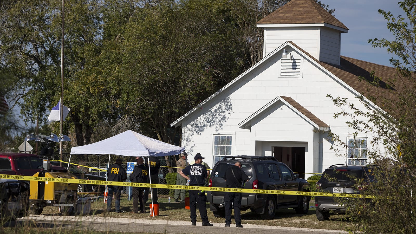 Polizisten stehen vor der Baptistenkirche in Sutherland Springs.