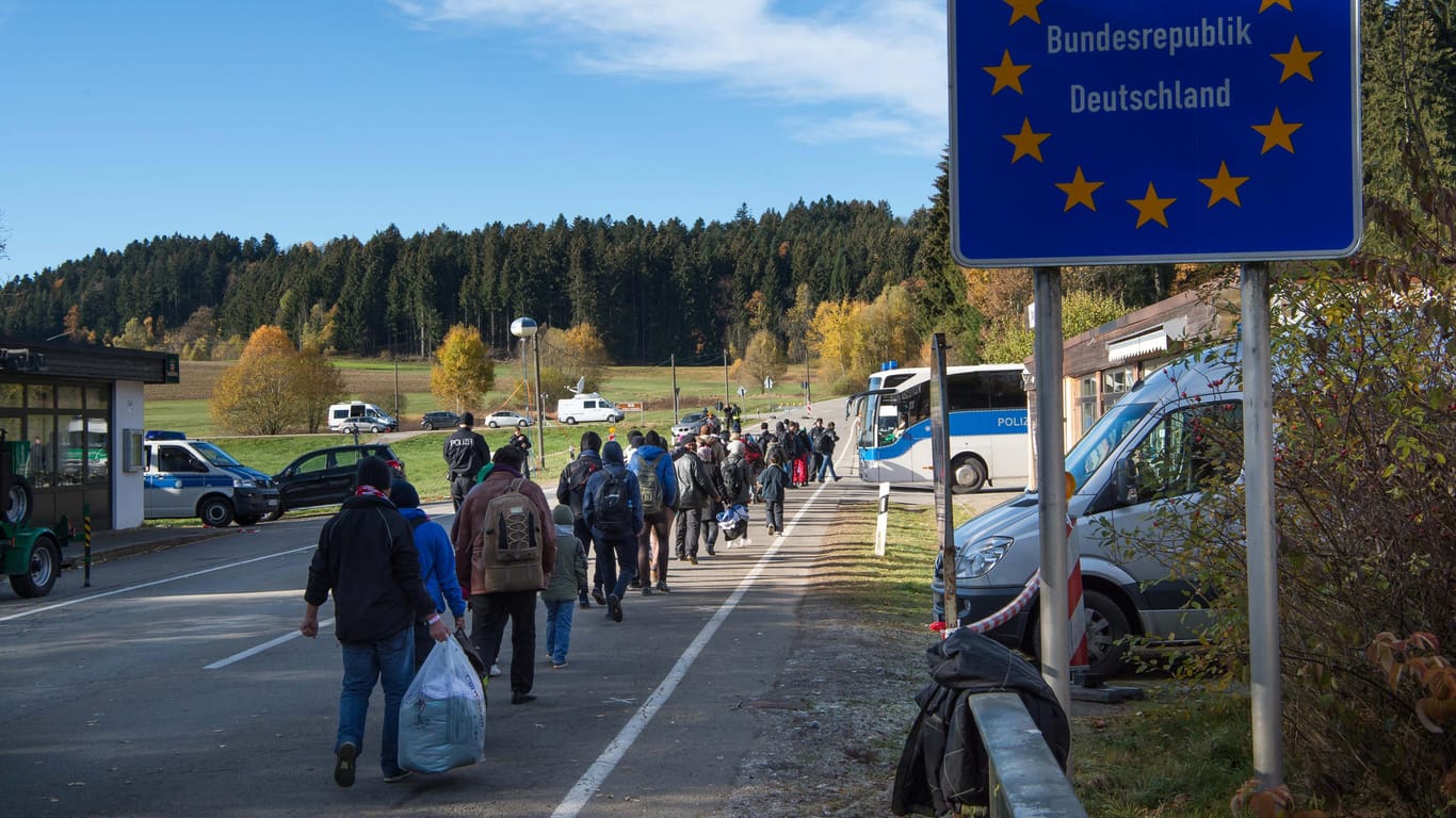 Flüchtlinge laufen über eine Brücke zwischen Hanging (Österreich) und Wegscheid (Deutschland) nach Deutschland.