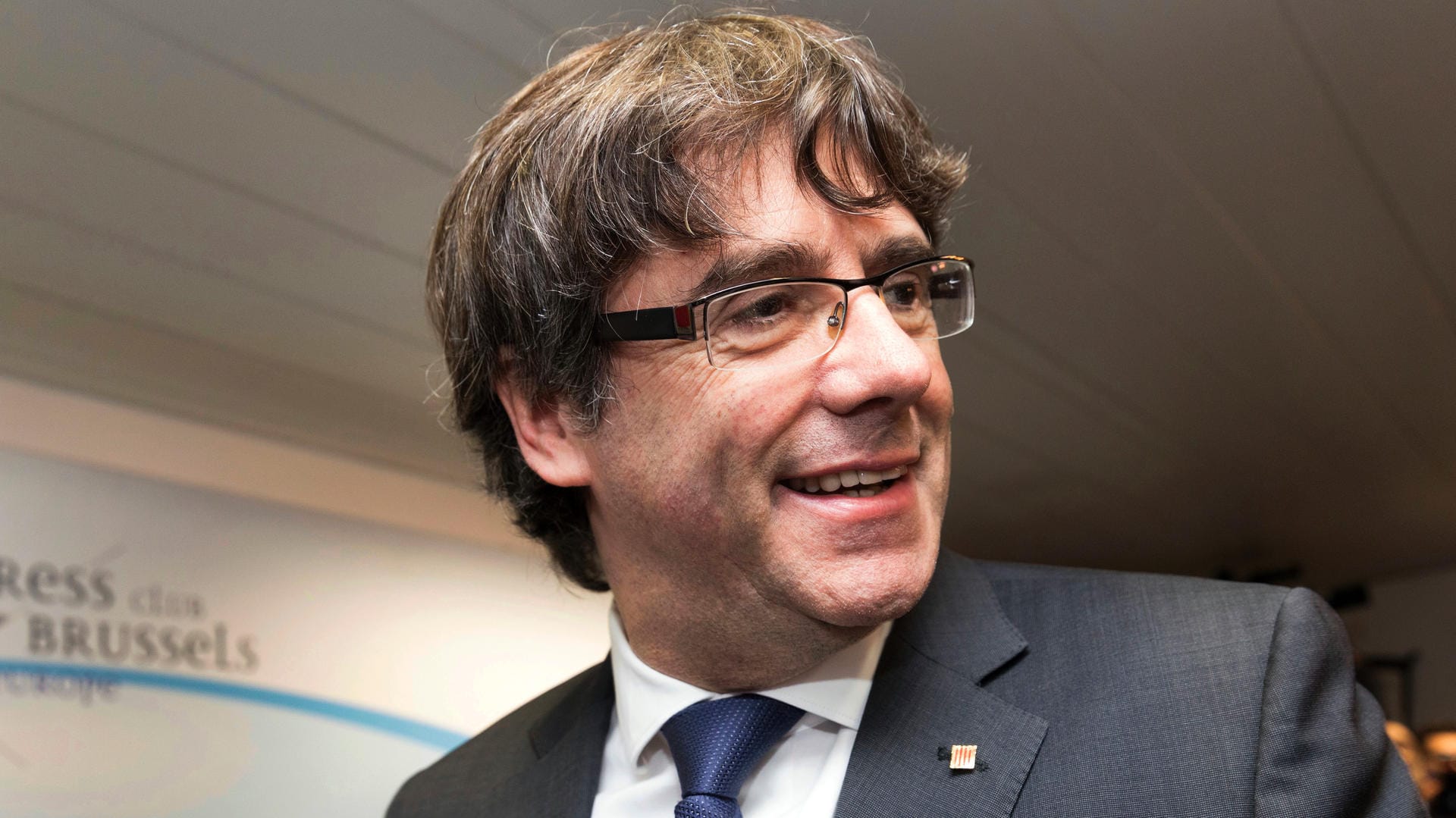 Puigdemont hatte sich zuvor den Behörden gestellt, nachdem ein Fahndungsbefehl gegen ihn sowie vier Ex-Minister erlassen hatte. Nun wurden sie alle wieder entlassen. Puigdemont hatte sich zuvor den Behörden gestellt, nachdem ein Fahndungsbefehl gegen ihn sowie vier Ex-Minister erlassen hatte. Nun wurden sie alle wieder entlassen.