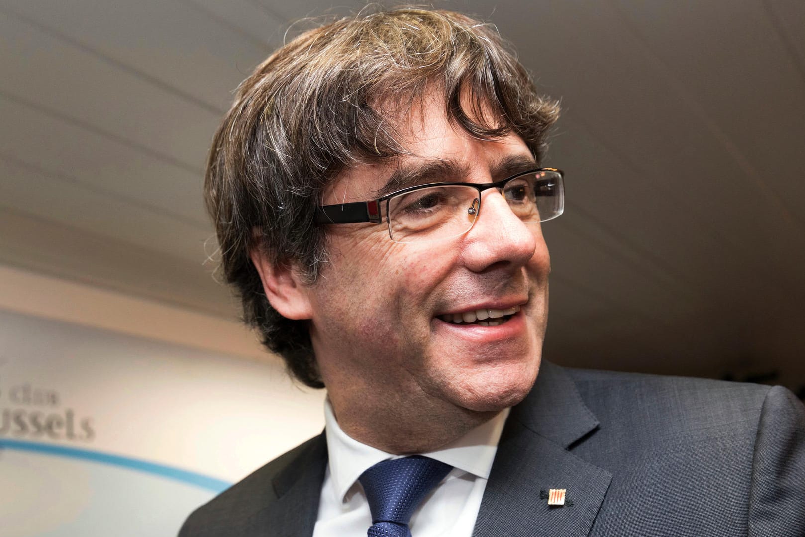 Puigdemont hatte sich zuvor den Behörden gestellt, nachdem ein Fahndungsbefehl gegen ihn sowie vier Ex-Minister erlassen hatte. Nun wurden sie alle wieder entlassen.