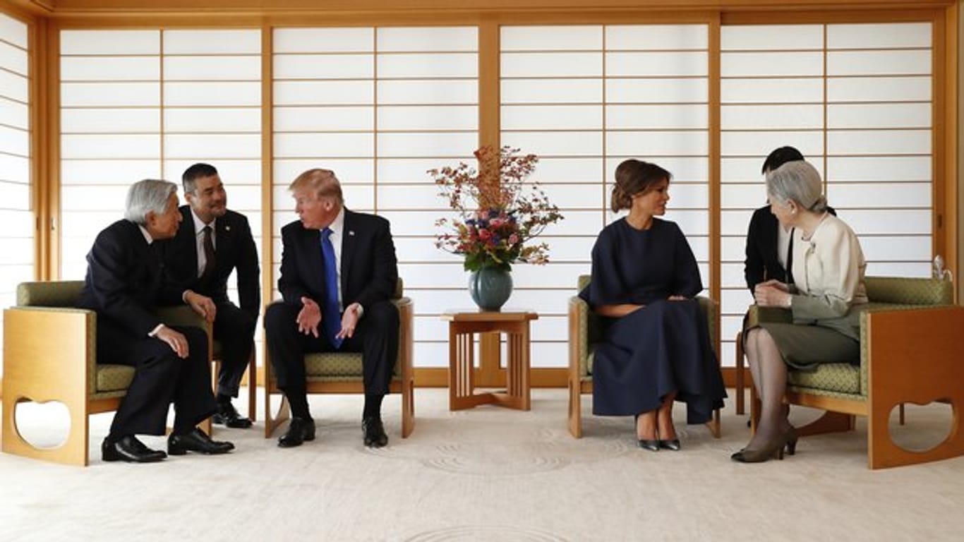 Trump sprach mit Hilfe eines Übersetzers mit dem Kaiser, während seine Frau sich mit der Kaiserin unterhielt.