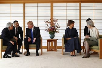 Trump sprach mit Hilfe eines Übersetzers mit dem Kaiser, während seine Frau sich mit der Kaiserin unterhielt.