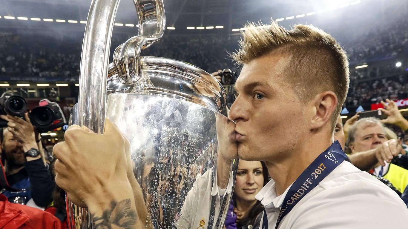 Toni Kroos küsst den Pokal nach dem Gewinn der Champions League 2017
