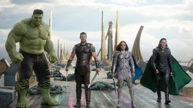 Hulk (l-r) Chris Hemsworth als Thor, Tessa Thompson als Valkyrie und Tom Hiddleston als Loki.