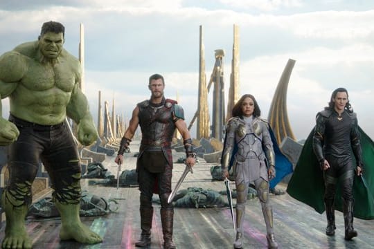 Hulk (l-r) Chris Hemsworth als Thor, Tessa Thompson als Valkyrie und Tom Hiddleston als Loki.