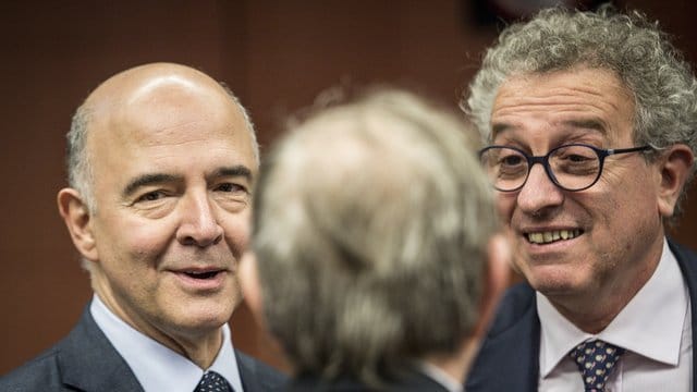 Thema "Paradise Papers": EU-Finanzkommissar Pierre Moscovici (l.