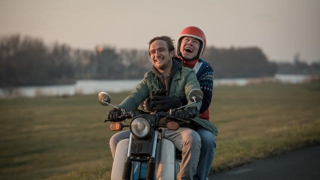 In "Simpel" sind Ben (Frederick Lau, l) und Barnabas (David Kross) ein ungleiches Brüderpaar.