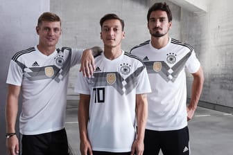 Toni Kroos, Mesut Özil und Mats Hummels im neuen WM-Trikot für das Turnier in Russland 2018.