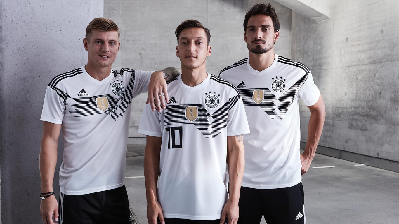 Toni Kroos, Mesut Özil und Mats Hummels im neuen WM-Trikot für das Turnier in Russland 2018.