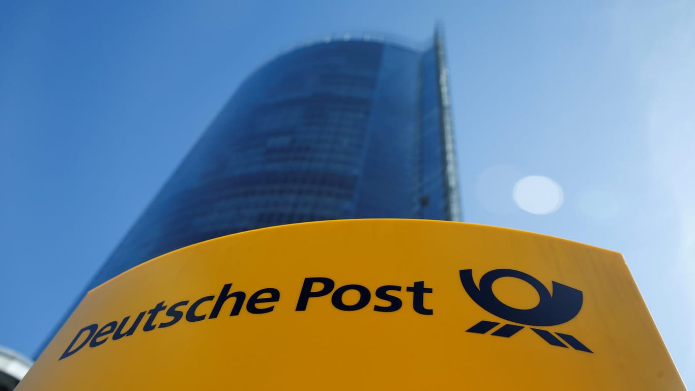 Deutsche-Post-Logo am Bonner Posttower