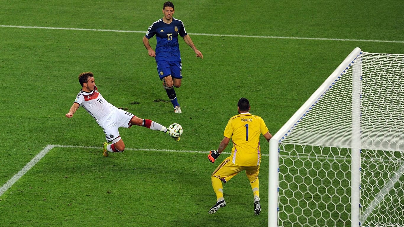 Die legendäre Szene: Mario Götze trifft gegen Sergio Romero zum Sieg gegen Argentinien und damit zum WM-Titel 2014 in Brasilien.