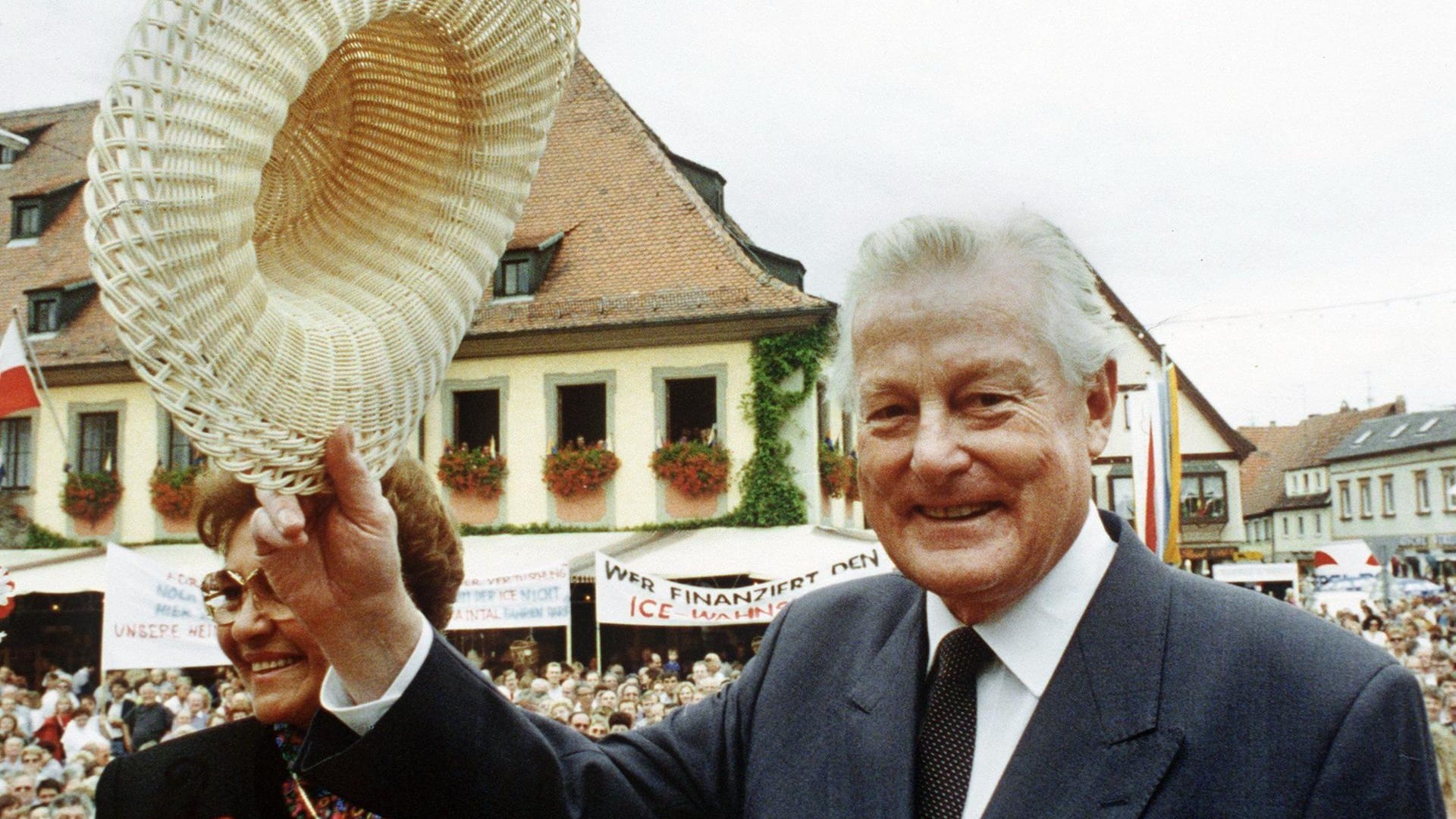 Der Mann mit der Amigo-Affäre: Max Streibls Abgang zieht sich quälend lange.