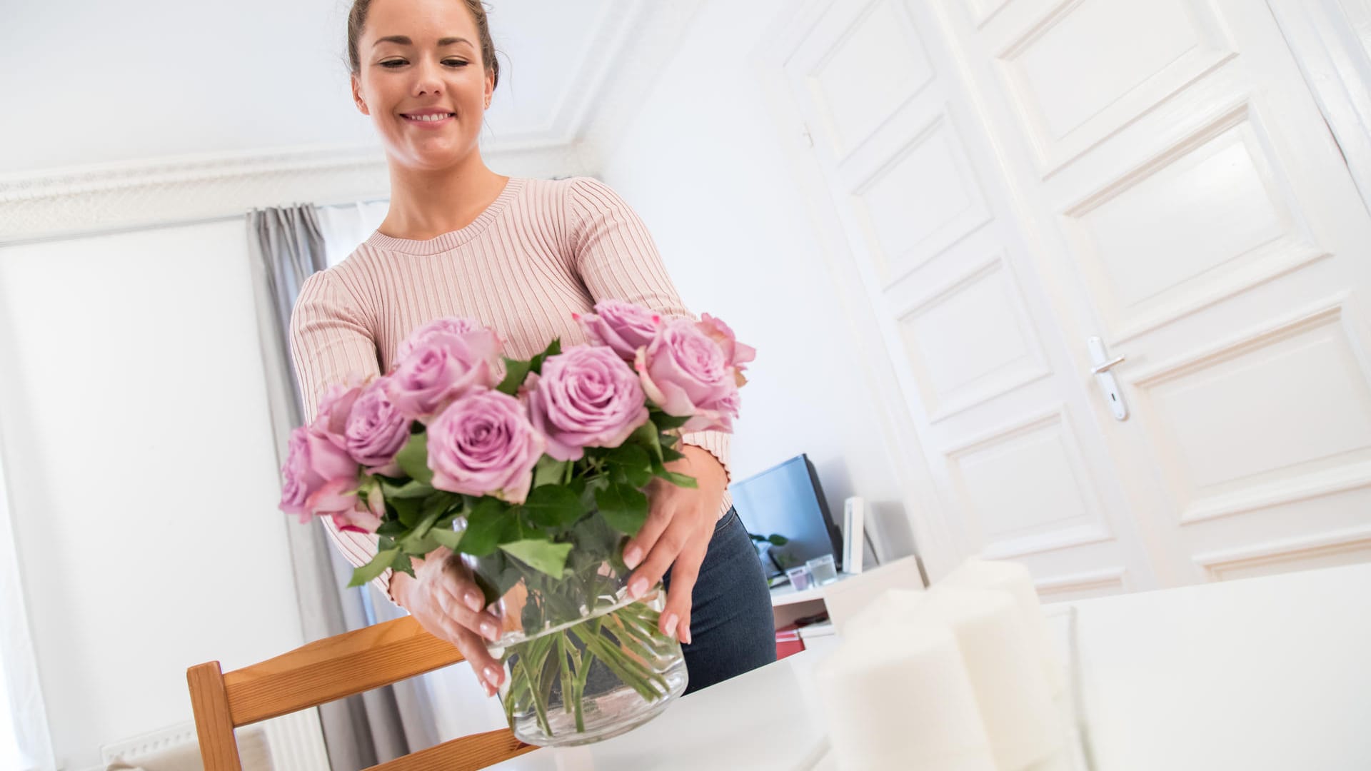 Durch die Blume: Ein schöner Strauß im Gästezimmer ist ein Willkommenszeichen für Besucher.