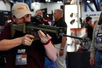 Besucher einer NRA-Waffenmesse in Texas