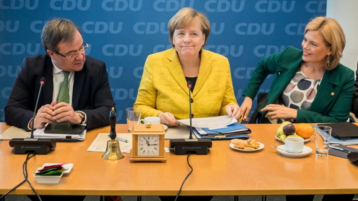 Bundeskanzlerin Angela Merkel und die CDU-Vizevorsitzenden Armin Laschet und Julia Klöckner beraten über den Fortgang der Sondierungsverhandlungen.