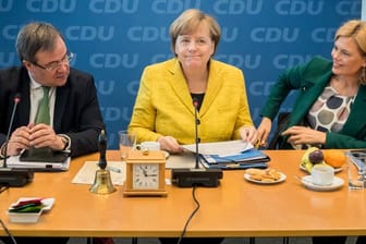 Bundeskanzlerin Angela Merkel und die CDU-Vizevorsitzenden Armin Laschet und Julia Klöckner beraten über den Fortgang der Sondierungsverhandlungen.