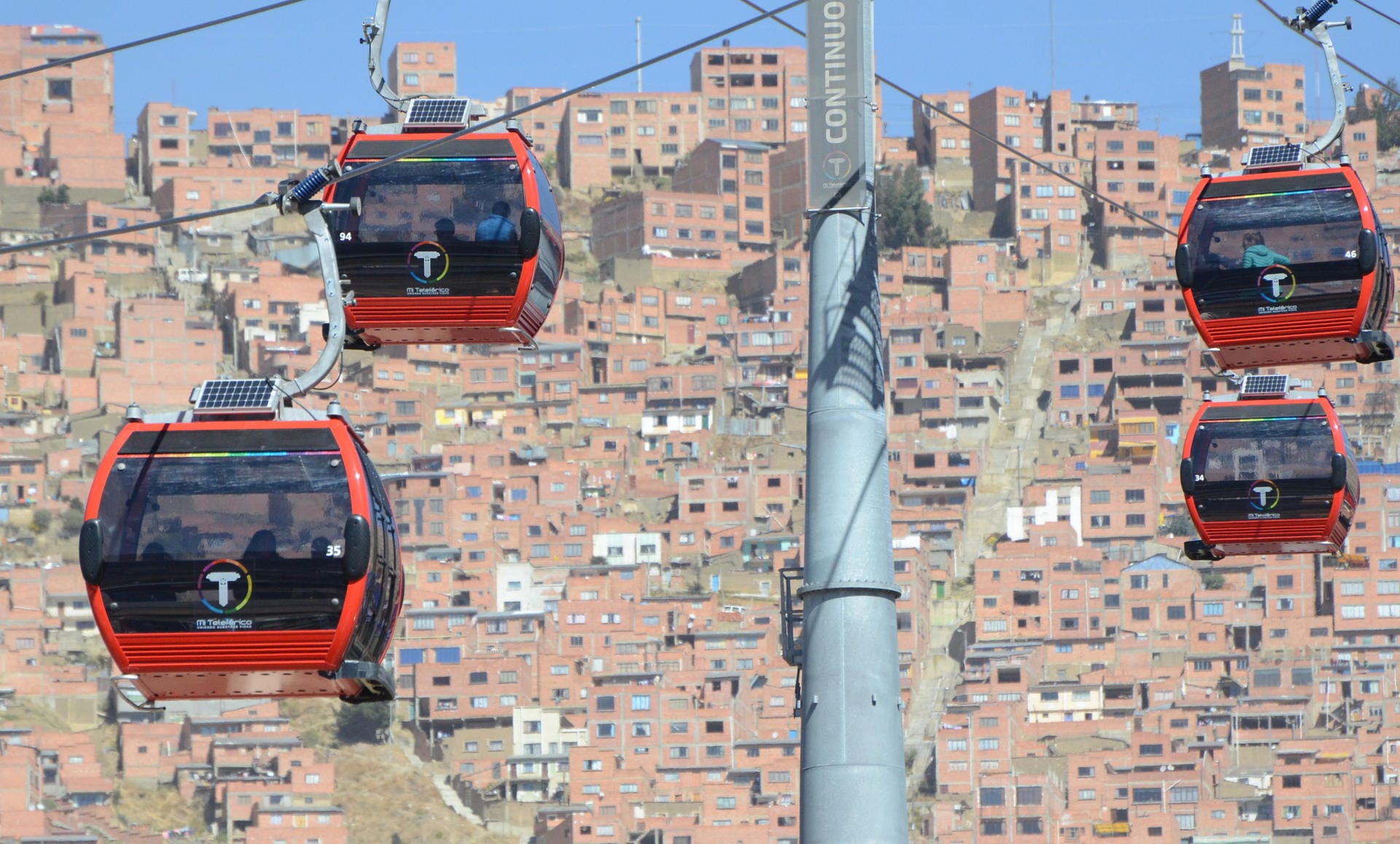 Die rote Linie fährt über ein Häusermeer der bolivianischen Metropole La Paz.