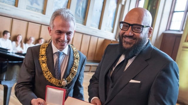 Oberbürgermeister Peter Feldmann überreicht Moses Pelham die Goetheplakette. Oberbürgermeister Peter Feldmann überreicht Moses Pelham die Goetheplakette.