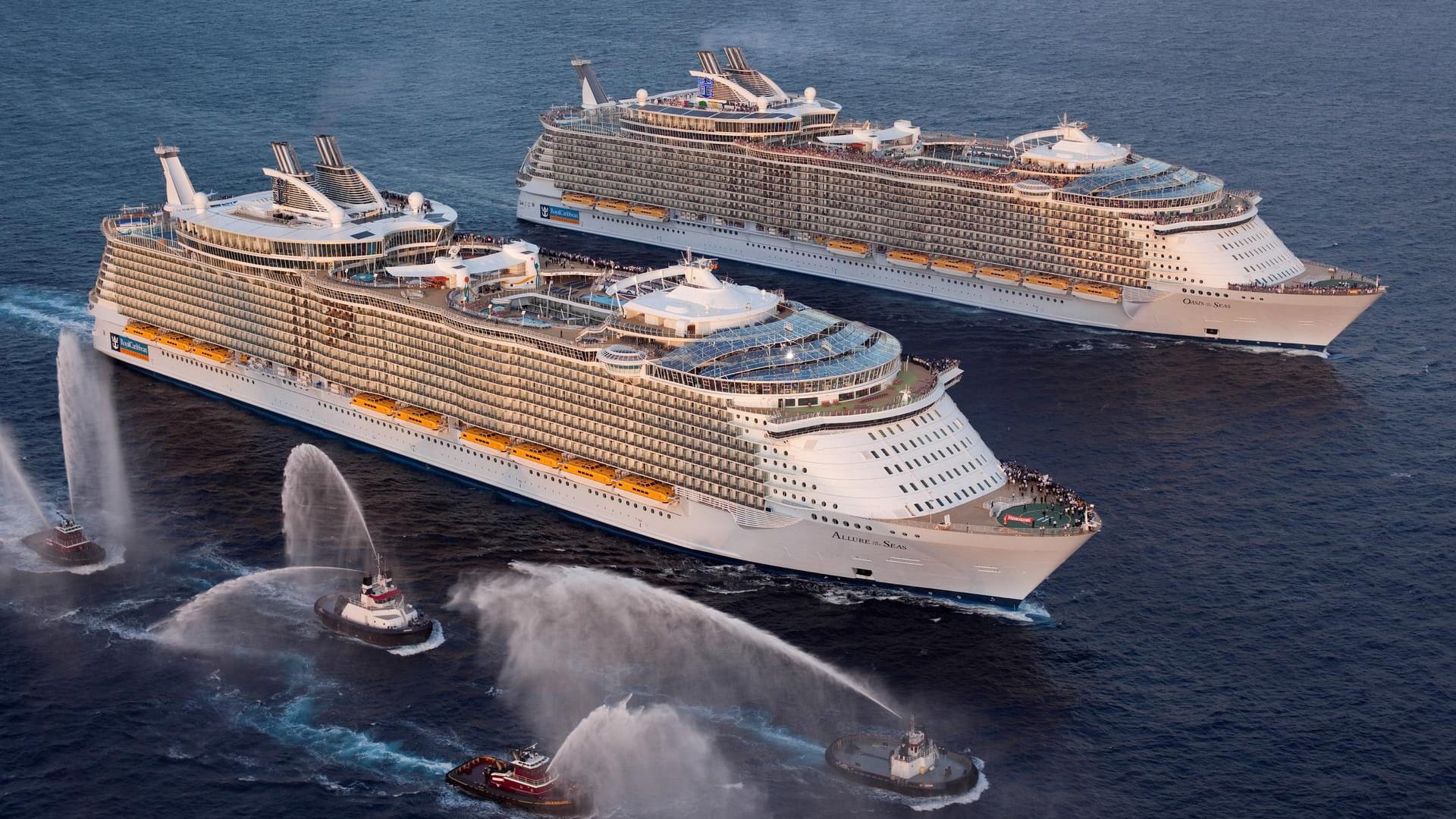 Die baugleichen Schiffe der Oasis-Klasse: Allure of the Seas und Oasis of the Seas.