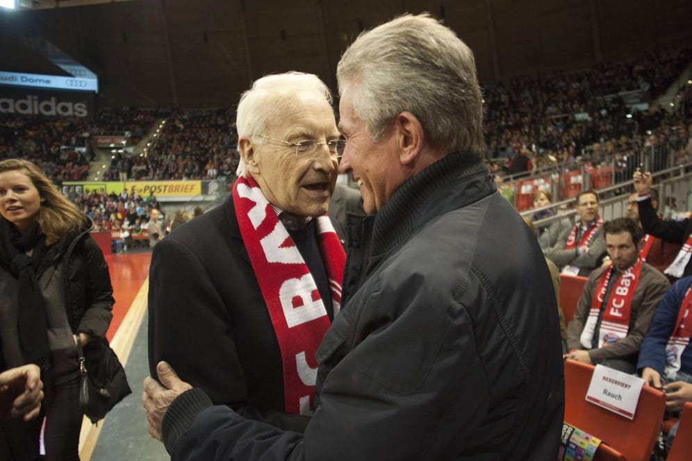 Edmund Stoiber ist ein großer Fan von Jupp Heynckes, hier traf er den Trainer 2012 bei einem Basketballspiel des FC Bayern.