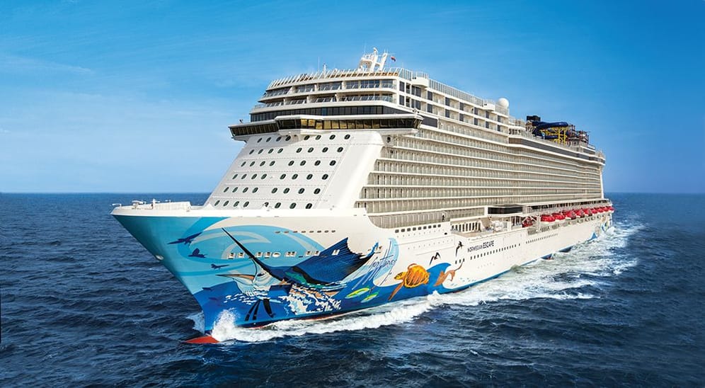 Die "Norwegian Escape" der Reederei Norwegian Cruise Line auf hoher See.
