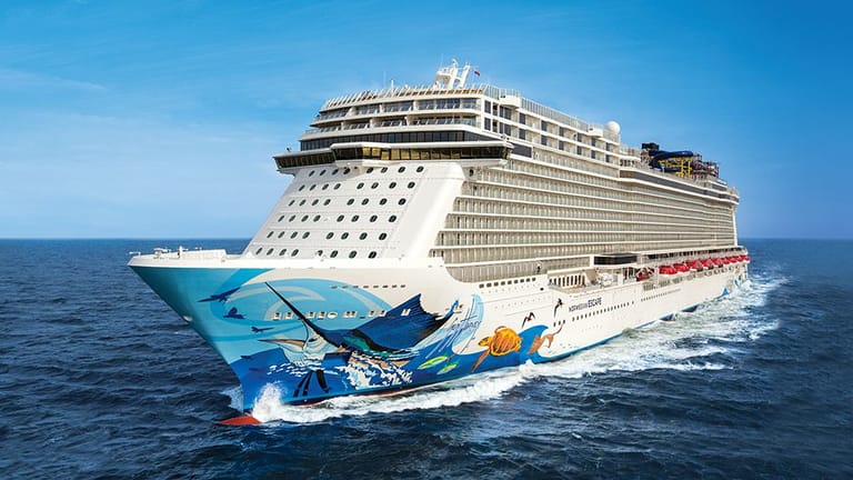 Die "Norwegian Escape" der Reederei Norwegian Cruise Line auf hoher See.