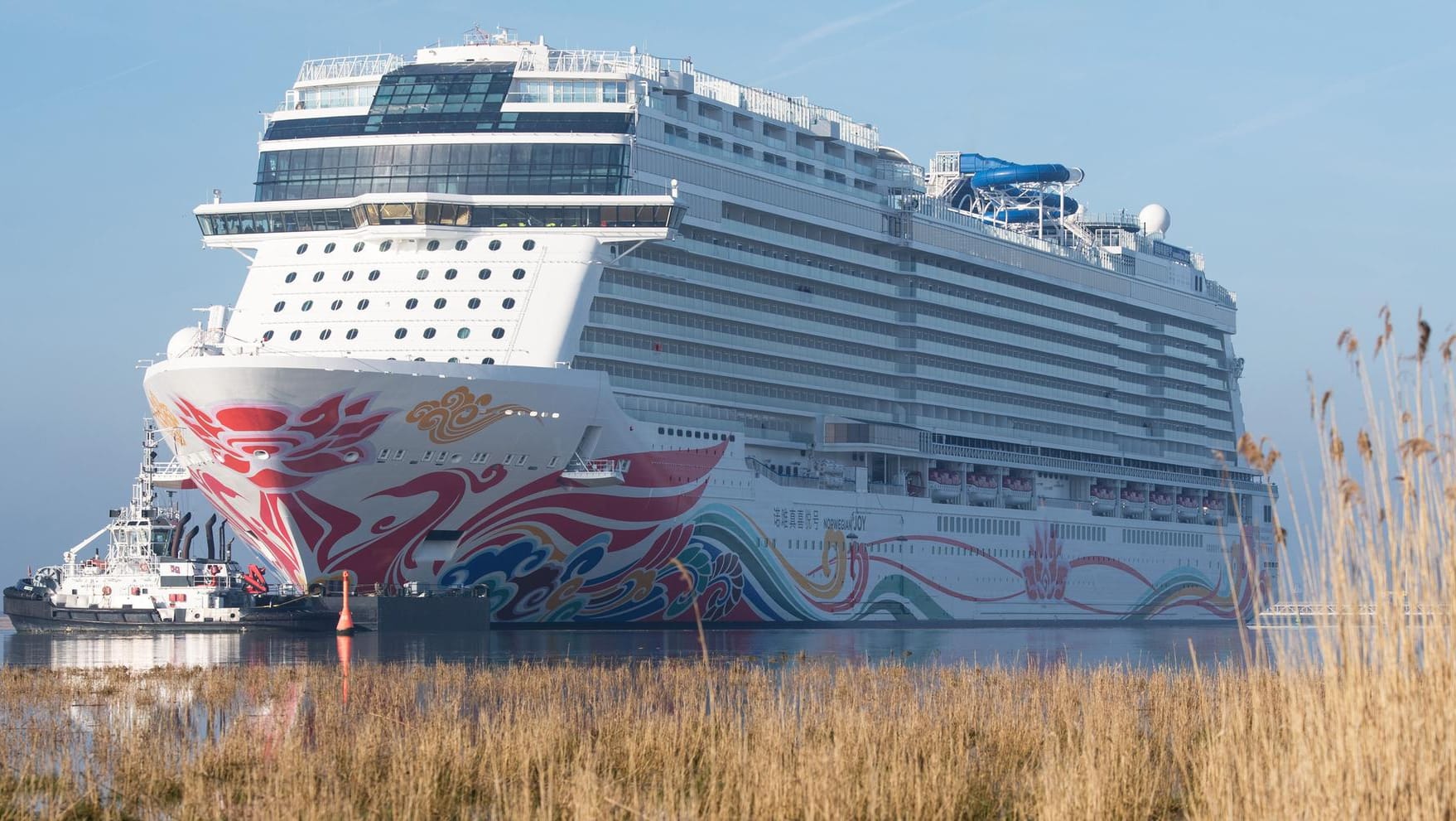 Die "Norwegian Joy" von der Meyer-Werft im emsländischen Papenburg auf der Überführungspassage in die Nordsee im März 2017.