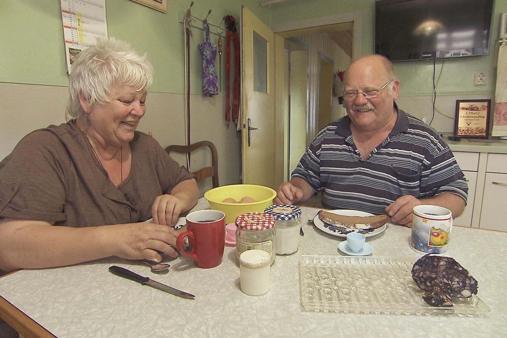 Hier lachen Rosemarie und Günter, doch bei einem späteren Frühstück kam es zum Eklat.