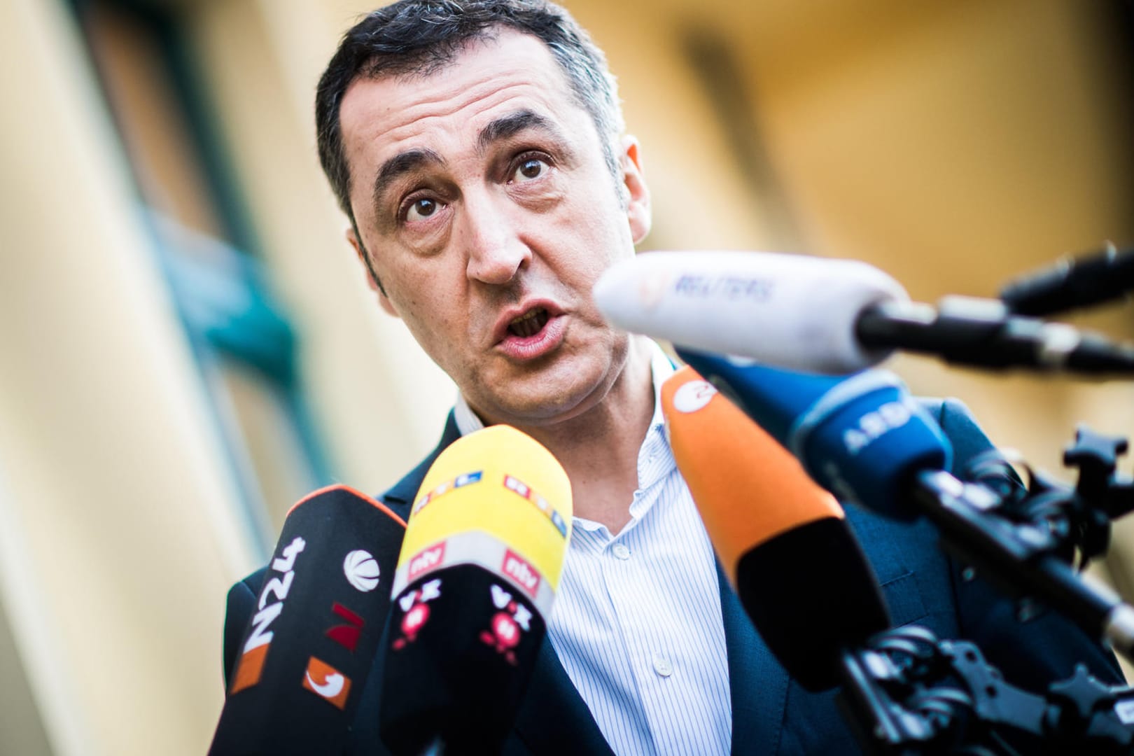 Cem Özdemir, Bundesvorsitzender von Bündnis 90/Die Grünen, hat die Forderung nach einem Ende des Verbrennungsmotors im Jahr 2030 aufgegeben.