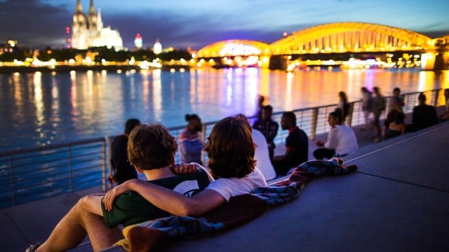 Sonnenuntergang auf dem Rheinboulevard in Köln: Auch in den Großräumen Köln, Aachen und Bonn sind die Menschen besonders glücklich. Sonnenuntergang auf dem Rheinboulevard in Köln: Auch in den Großräumen Köln, Aachen und Bonn sind die Menschen besonders glücklich.