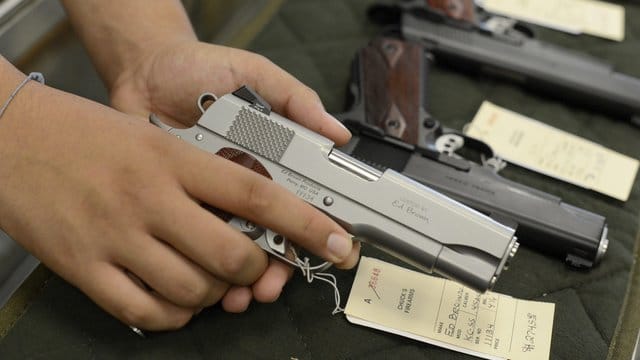 Waffenladen in den USA: Der Texas-Attentäter hätte keine Waffen kaufen dürfen. Waffenladen in den USA: Der Texas-Attentäter hätte keine Waffen kaufen dürfen.