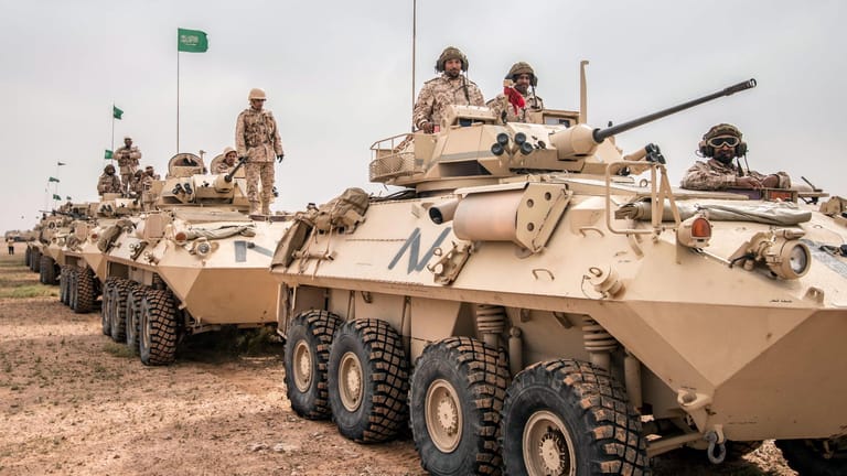 Panzer bei einem Militärmanöver in Saudi Arabien.