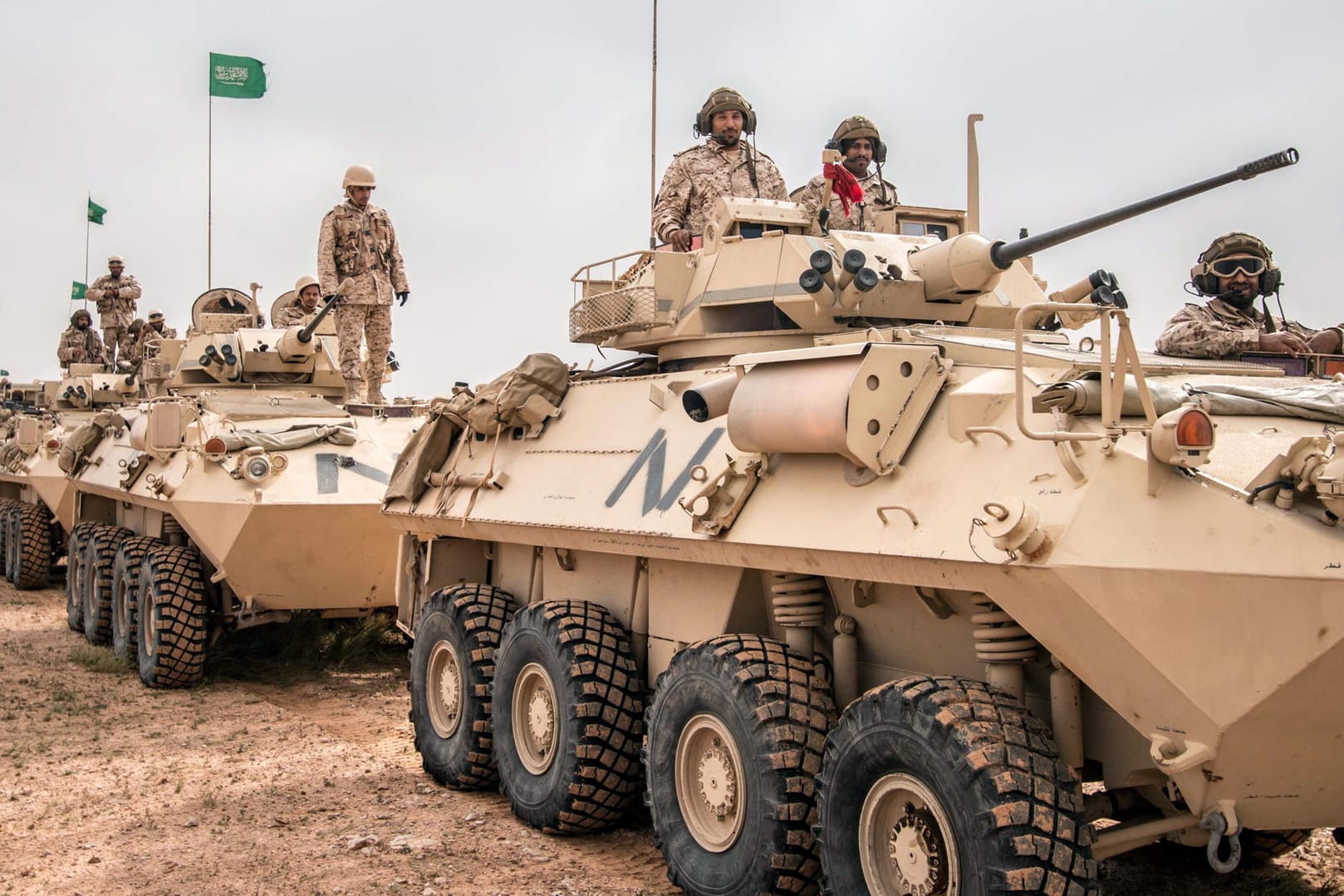 Panzer bei einem Militärmanöver in Saudi Arabien.