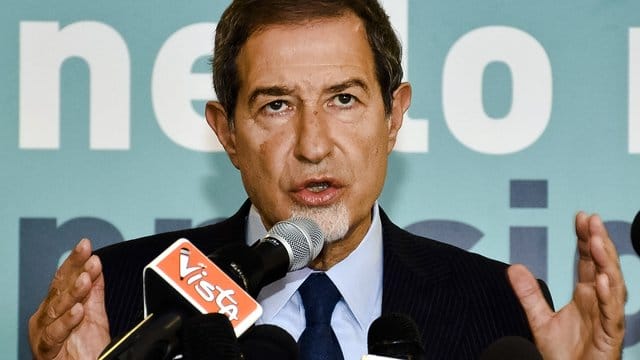 Nello Musumeci wurde neben Berlusconis Forza Italia auch von der ausländerfeindlichen Lega Nord und der Rechtspartei Fratelli d'Italia unterstützt. Nello Musumeci wurde neben Berlusconis Forza Italia auch von der ausländerfeindlichen Lega Nord und der Rechtspartei Fratelli d'Italia unterstützt.